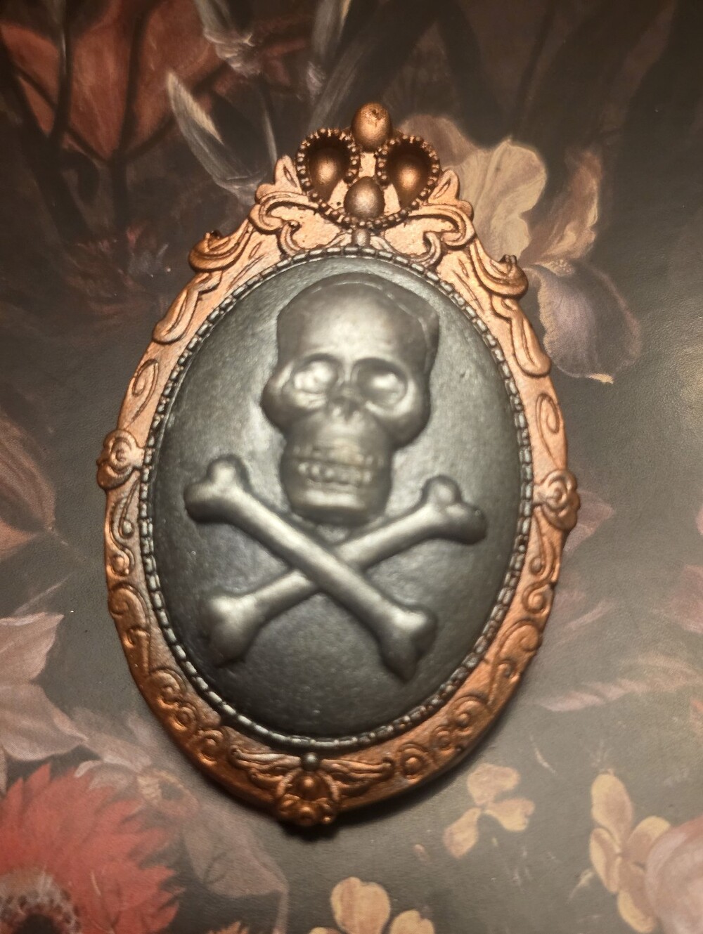 Resin Skull W Crossbones Brooch In Copper Colored Resin Frame